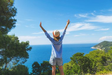 Genç kadının okyanus ile yaz / deniz manzaralı.