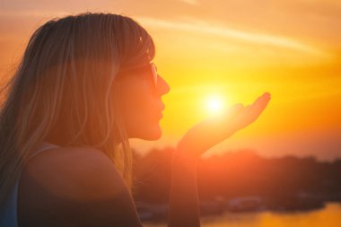 Yan görünümü kadın silueti akşamları güneş öpüşme