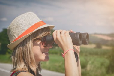 Dürbün Road alanı aracılığıyla arayan kadın 