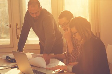 Genç grup insan iş planları tartışıyor.