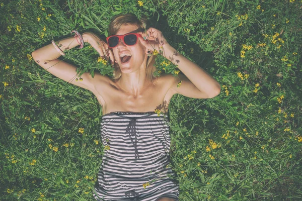 Felice Donna Sorridente Occhiali Sole Sdraiato Nel Prato Con Fiori — Foto Stock