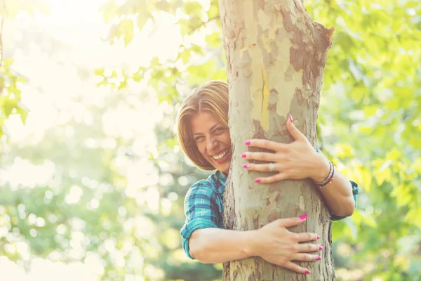 Parkta poz veren güzel bir kız.