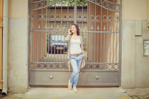 Sevimli Genç kız açık havada Smartphone kullanarak