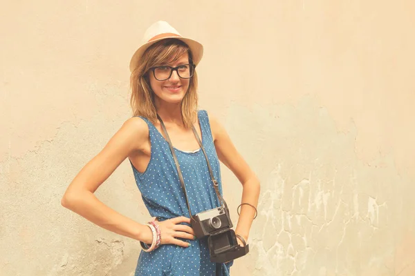 Draguta Tineri Femeie Holding Camera Retro Styled — Fotografie, imagine de stoc