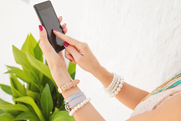 Jonge Vrouw Met Behulp Van Smartphone Buiten — Stockfoto