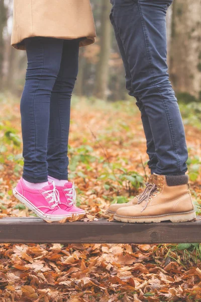 Beine Von Paar Stehen Auf Holzbank Park — Stockfoto