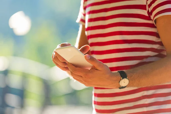 Hombre Camiseta Rayas Usando Teléfono Inteligente Blanco Aire Libre Primer —  Fotos de Stock