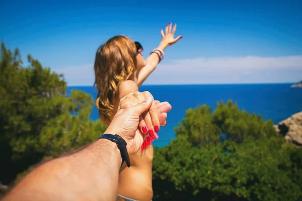 Дівчина Тримає Руку Свого Хлопця Пляжі Фокус Руках — стокове фото