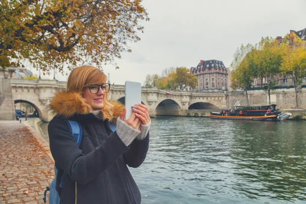 Açık Havada Akıllı Telefon Kullanan Genç Bir Kadın — Stok fotoğraf