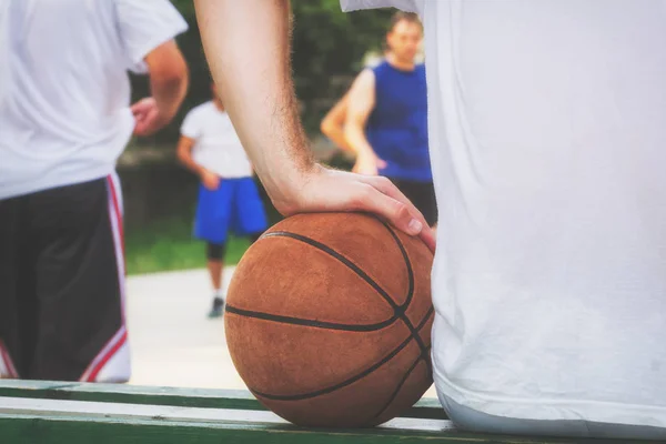 Bola Basquete Jogador Com Playground Desfocado — Fotografia de Stock