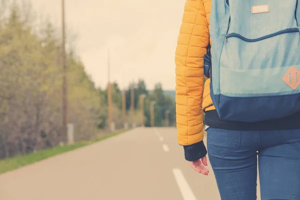 Girl Walking Empty Road — Stock Photo, Image