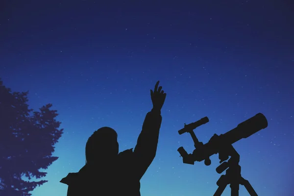 Mädchen Mit Teleskop Der Nacht — Stockfoto