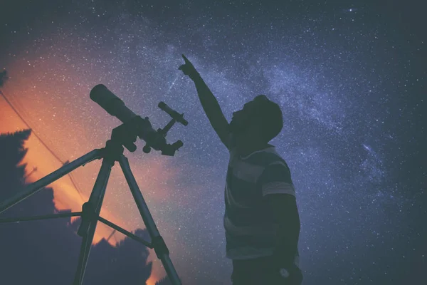 Молодой Человек Ночью Использует Телескоп — стоковое фото