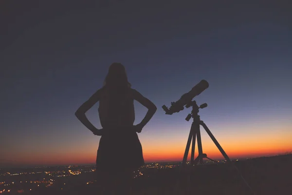 Chica Usando Telescopio Noche —  Fotos de Stock
