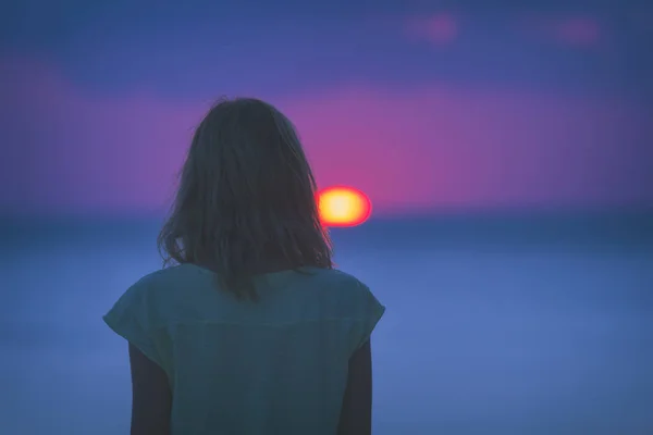 Ung Kvinna Som Njuter Vacker Solnedgång Stranden — Stockfoto
