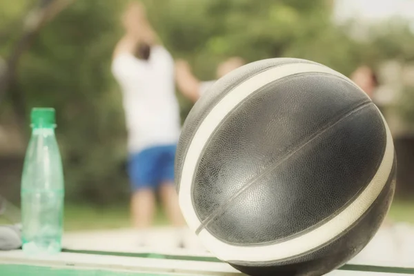 Baloncesto Pelota Con Jugadores Desenfocados Fondo — Foto de Stock