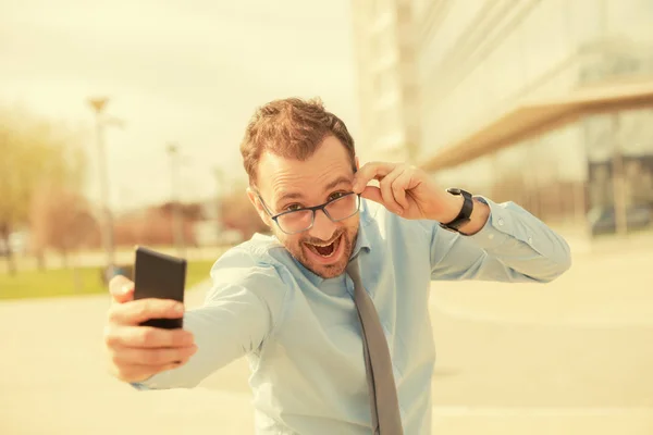 Hombre Joven Usando Smartphone —  Fotos de Stock