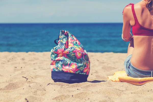 砂浜に座って 海の風景を見て女の子 — ストック写真