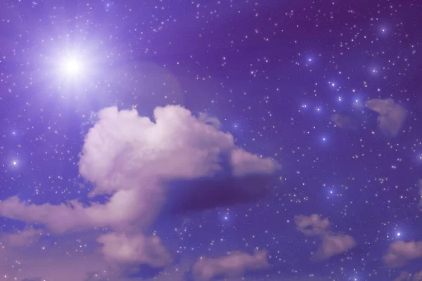 Estrelas Brilhantes Brilhando Céu Noturno Com Nuvens Fofas Conceito Espaço — Fotografia de Stock