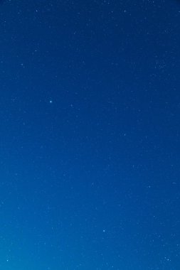 gece gökyüzü, uzay kavramı parlayan parlak yıldızlar dizini 