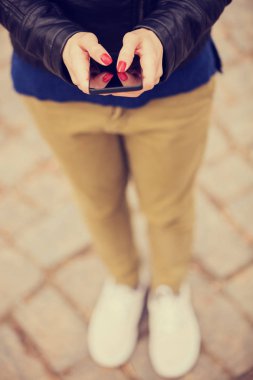 Sokakta duran Smartphone kullanan kadın 