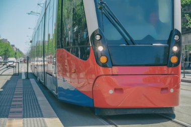 Şehir ulaşım - tramvay. Sığ derinlik-in tarla daha yakın kısmında