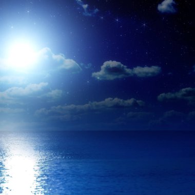 deniz, uzay kavramı sakinleştirmek su yüzey üzerinde kabarık bulutlar ile gece gökyüzünde parlayan parlak yıldızlar dizini 