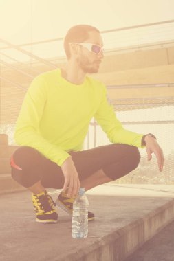 Genç adam koşu kadeh 