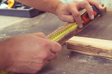 Eski ahşap çerçeve üzerinde ölçüm bandı kullanarak marangoz