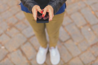 Eller kırmızı ile Smartphone cep telefonu ile açık, yakın çekim yazarak ileti manikür 