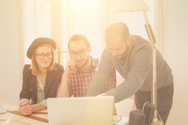 Genç grup insan iş planları birlikte toplantı tartışıyor