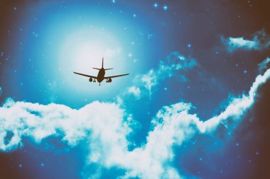 kabarık bulutlar ve parlak yıldız, boşluk kavramı ile gece gökyüzünde uçan uçak 