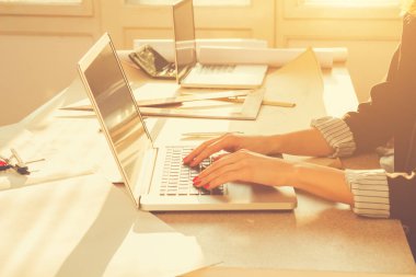 Yalnız ofisinde çalışan genç kadın