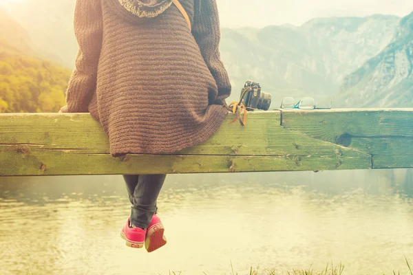 Sevimli genç kadın, fotoğraf makinesi açık havada