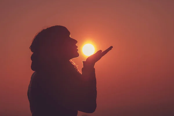 Vista Lateral Silueta Femenina Besar Sol Noche — Foto de Stock