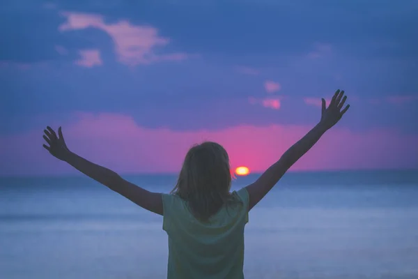 ビーチで夕日を楽しむ若い女性 — ストック写真