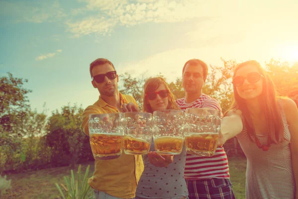 Arkadaşlar açık havada bira ile zevk