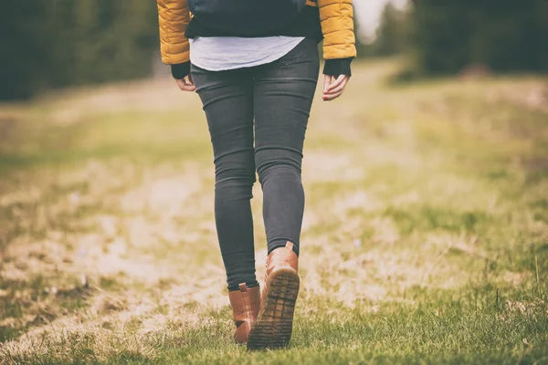Girl Walking Meadow — Stock Photo, Image