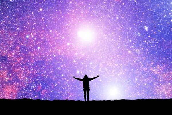 Eller havaya, gece bir kızla silüeti