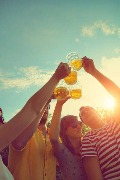 Amigos Disfrutando Aire Libre Con Cerveza — Foto de Stock