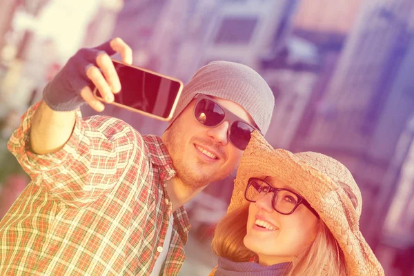 Feliz Pareja Enamorada Tomando Selfie Con Teléfono Inteligente Fondo Borroso —  Fotos de Stock