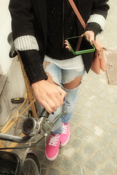 Ragazza Con Una Bicicletta Uno Smartphone Strada — Foto Stock