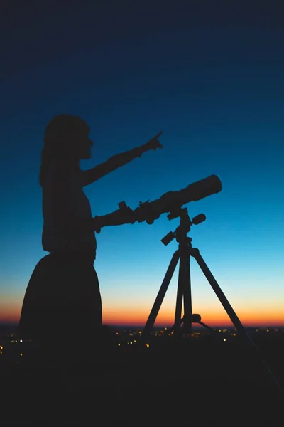 Девушка Помощью Телескопа Ночью — стоковое фото