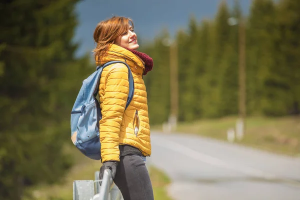 Ragazza Che Cammina Lungo Strada Vuota — Foto Stock