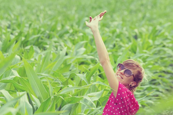 Mısır tarlasında ayakta kaldırdı elleriyle gülümseyen kadın güneş gözlüğü 