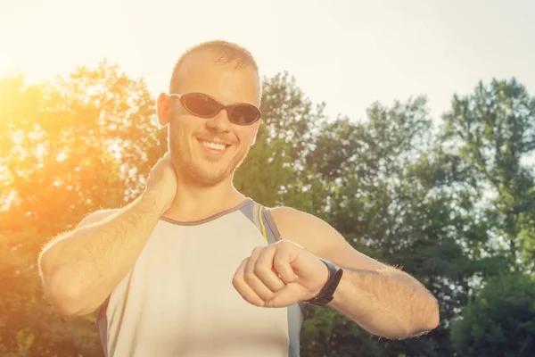 Kentsel jogger egzersiz sonra saatine bakıyor