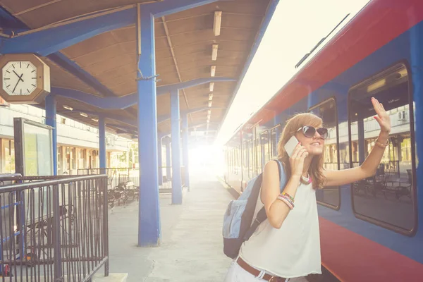 Жінка Розмовляє Смартфоні Показує Знак Привіт Стоячи Біля Поїзда Вокзалі — стокове фото