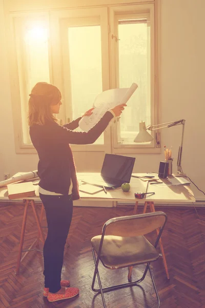 Jeune Femme Travaillant Dans Bureau — Photo