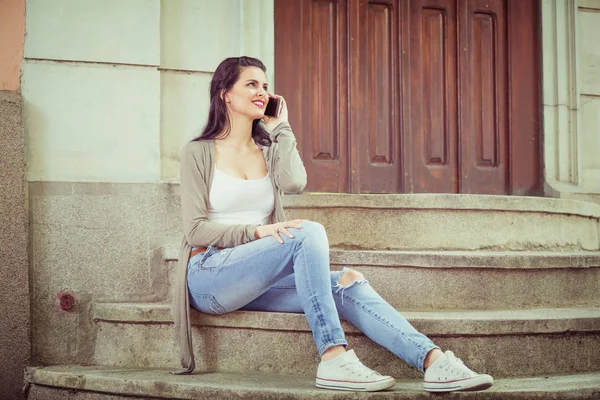 Sevimli Genç kız açık havada Smartphone kullanarak