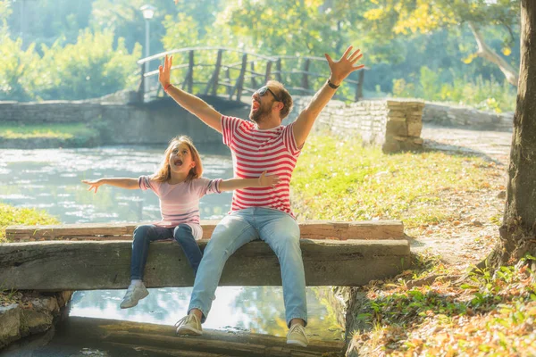 Baba ve kız parkta zevk.